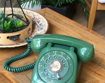 Téléphone vintage rétro avec cadran vert, décoration d'intérieur des années 60