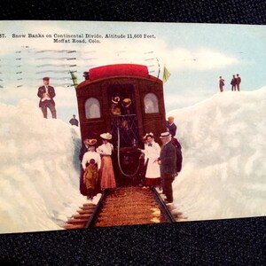 1910 Carte postale Continental Divide Colorado Train avec passagers Ephemera