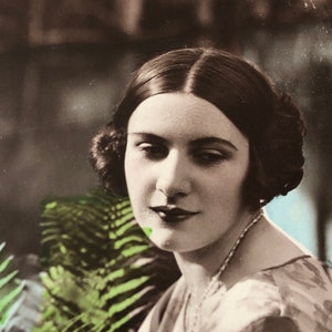 1920 Français Carte postale Éphémère Jeune Femme Posant Beau Jardin Inutilisé