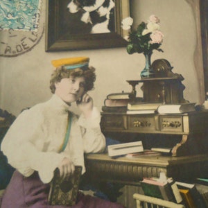 Français carte postale vintage Lady Pondering Daydreaming 1910