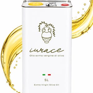 Può includere: Una latta metallica rettangolare bianca di olio extra vergine di oliva Iurace con una capacità di 5L. L'etichetta presenta un disegno a linee verde scuro di un vaso con rami, il testo Iurace e una bandiera italiana. Olio dorato schizza ai lati.