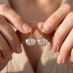 Ovala Huggie Hoop-örhängen, Eleganta gulddiamantörhängen, Gratulationsbesättning med briljantslipad diamant, Bröllopsörhängen, Gåva till henne