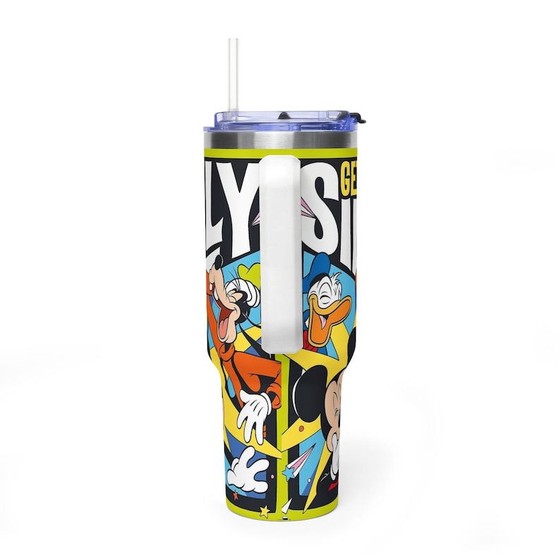 Peut inclure: Un gobelet isotherme en acier inoxydable avec un design color&eacute; mettant en vedette les personnages Disney Mickey Mouse, Donald Duck et Dingo. Le gobelet a une poign&eacute;e blanche, une paille transparente et une bordure noire et jaune avec le texte "ONLY GET SILLY".