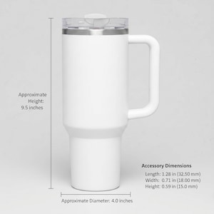 Peut inclure: Un mug de voyage isotherme blanc avec une poign&eacute;e et un couvercle transparent. Le mug mesure environ 24 cm de haut et 10 cm de diam&egrave;tre. Dimensions des accessoires : Longueur 32,50 mm, Largeur 18,00 mm, Hauteur 15,0 mm.