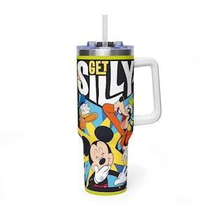 Peut inclure: Un gobelet &agrave; poign&eacute;e blanche avec Mickey Mouse, Donald Duck et Dingo avec les mots "GET SILLY" dans un design color&eacute;. Le gobelet a une paille et un couvercle bleu.