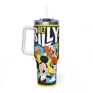 Peut inclure: Un grand gobelet isotherme avec une poign&eacute;e blanche et une paille. Le gobelet pr&eacute;sente un design color&eacute; avec Mickey Mouse, Donald Duck et Dingo, ainsi que les mots "GET SILLY". Le fond est un m&eacute;lange de jaune, de bleu et d'orange.