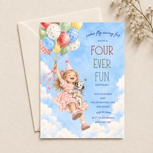 Op de afbeelding: Een verjaardagsuitnodigingskaart met een aquarelillustratie van een kind in een roze gingham jurk en feesthoedje dat kleurrijke ballonnen en een dalmatiërpuppy vasthoudt. De tekst luidt: come fly away for KATIE'S FOUR EVER FUN BIRTHDAY!