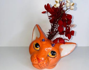 Keramische sculptuur van een gemberkleurige kat, aardewerk, vaas in de vorm van een gemberkleurige kattenkop, uniek stuk, handgevormd en handbeschilderd.