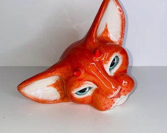 Keramische sculptuur van een rosse kat, aardewerk, rosse kattenkop, uniek stuk, handgevormd en handbeschilderd.