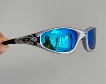 Occhiali da sole Oakley Straight Jacket 99 Muzm Retro Vintage con montatura argento e lenti blu, colore Black Flame.