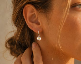 Bloemoorringen, madeliefjesoorringen, sterling zilveren hangende oorbellen, minimalistische sieraden, cadeau voor haar, zomeraccessoires