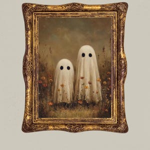 Può includere: Un dipinto incorniciato raffigurante due figure di fantasmi bianchi drappeggiate in lenzuola con occhi neri circolari, in piedi in un campo di fiori selvatici arancioni e gialli sotto un cielo tenue, in una cornice decorativa marrone scuro e oro.