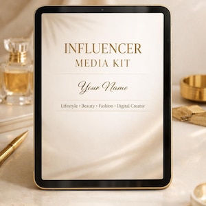 Può includere: Un tablet che mostra un modello di media kit per influencer con sfondo beige. Il testo recita INFLUENCER MEDIA KIT, Your Name, e Lifestyle, Beauty, Fashion, Digital Creator. Lo schermo presenta un'estetica di tessuto drappeggiato.
