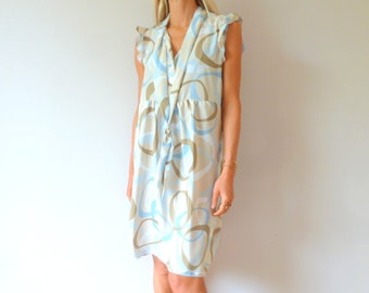 Light and fluid dress with large tie