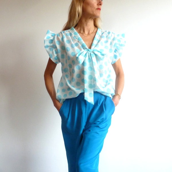 Blouse en voile de coton blanc à gros pois bleus et lavallière CLARA