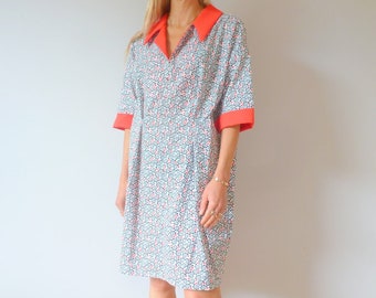 Loose dress in printed cotton with larger red tailored collar.