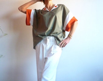 Blouse ample en coton kaki, blanc et orange à petits col en V orné de boutons vintages SIDONIE