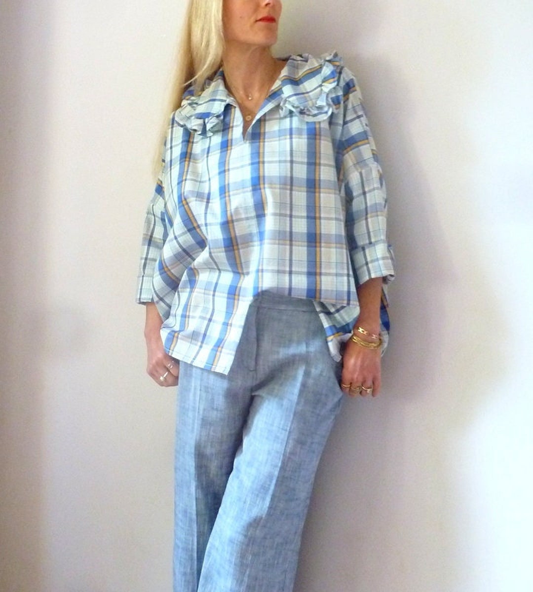 Loose-fitting shirt with embellishments