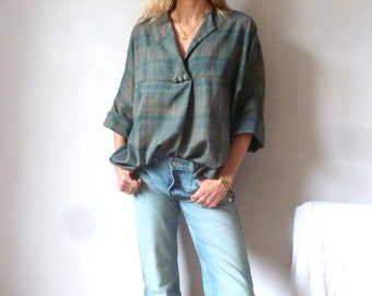 Lockere Khaki-Bluse aus leichter Baumwolle mit flachen Falten und silbernen Knöpfen MONA