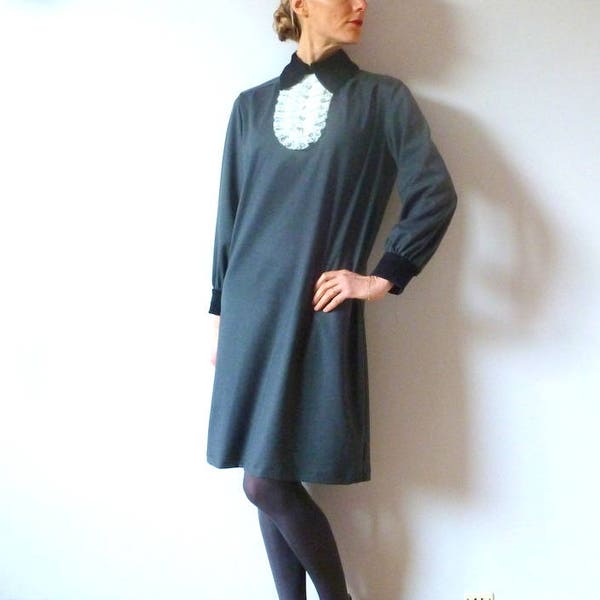 Robe en flanelle grise à col de velours noir et jabot de dentelle OLGA