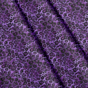 Può includere: Un tessuto caratterizzato da un motivo animalier ripetuto in tonalità viola scuro e nero. Il design è composto da forme irregolari e arrotondate con contorni scuri, creando un aspetto denso e strutturato sulla superficie del tessuto piegato.