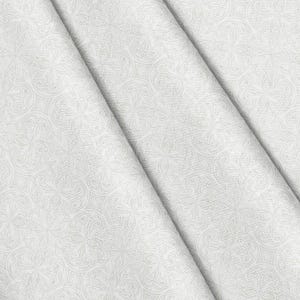 Könnte beinhalten: Ein weißer Stoff mit einem sich wiederholenden, tonalen Damastmuster aus komplexen Schnörkeln und floralen Motiven. Das Material ist in diagonalen Falten drapiert, was die feine Textur und das durchgehende hellgraue Design auf der Oberfläche betont.