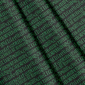 以下が含まれることがあります： ゴシック体風の緑色の文字が繰り返されるパターンがプリントされた黒い布地。布は折り畳まれており、斜めの影が生地の質感と、複雑で反復的な文字のデザインを強調しています。