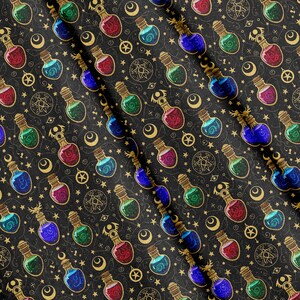 Puede incluir: Una tela negra con un patrón repetitivo de pequeñas botellas de vidrio en rojo, azul y verde. El diseño incluye símbolos celestiales dorados, como lunas crecientes, estrellas y emblemas geométricos circulares dispersos por todo el tejido.