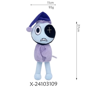 K&ouml;nnte beinhalten: Pl&uuml;schpuppe mit hellblauem Kopf und K&ouml;rper, die eine lila Nachtm&uuml;tze und Jacke tr&auml;gt. Die Puppe hat ein gro&szlig;es Auge, eine schwarze Augenklappe und einen gen&auml;hten Mund. Sie ist 27 cm hoch und 11 cm breit und wiegt 95 g. Der Produktcode lautet X-24103109.