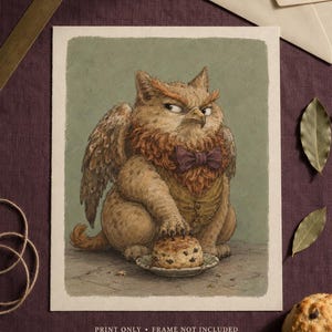 Peut inclure: Une impression d'art rectangulaire représentant une créature brune à plumes avec des oreilles de chat et des ailes, portant un gilet beige et un nœud papillon violet. La créature pose une patte griffue sur un petit scone. Texte : PRINT ONLY • FRAME NOT INCLUDED.