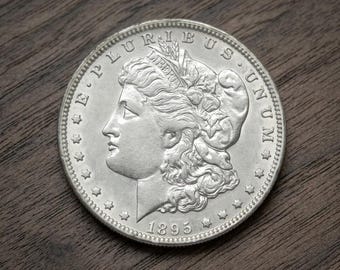 5 枚のクラシックなアメリカ古銭 - 銀のダイム、未流通の小麦セント