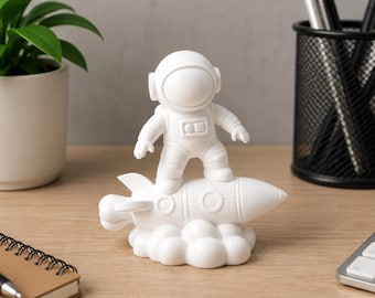 Décoration de fusée astronaute | Figurine spatiale imprimée en 3D | Ornement de bureau mignon | Cadeau pour amoureux de l'espace | Décoration d'étagère de bureau