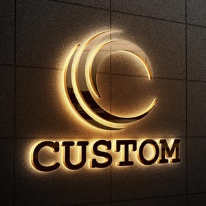 Może przedstawiać: Tr&oacute;jwymiarowy znak ścienny z okrągłym logo z metalu w kolorze złotym oraz napisem CUSTOM wielkimi literami. Znak jest zamontowany na ciemnoszarej powierzchni wyłożonej płytkami i jest podświetlony od tyłu, tworząc efekt poświaty.