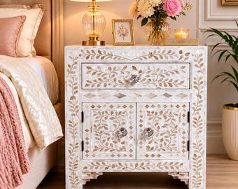 Mesita auxiliar artesanal con incrustaciones florales – Mesa auxiliar bohemia hecha a mano para dormitorio y sala de estar.