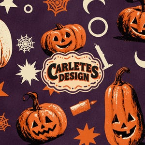 Puede incluir: Un fondo morado oscuro con un patrón de calabazas naranjas con caras de jack-o'-lantern, telarañas, estrellas y velas. Una etiqueta decorativa central muestra el texto CARLETES DESIGN en una fuente oscura, audaz y estilizada.