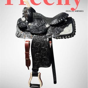 Pode incluir: Sela western de couro inglês preto com ferramentas decorativas. A sela apresenta a palavra "Freeny" em vermelho e o texto "Style: Semi show saddle". A sela tem uma correia de couro castanho e um estribo branco.