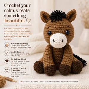 Könnte beinhalten: Ein braunes Häkelpferd-Plüschtier mit weißer Schnauze, schwarzer Mähne und schwarzen Augen. Das Bild enthält den Text: Crochet your calm. Create something beautiful. For the moments that feel overwhelming, let this sweet horse be your gentle reminder.