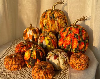 Op maat gemaakte 10-delige handgemaakte stoffen pompoenset, kies vormen en prints, vintage-geïnspireerde herfstdecoratie.