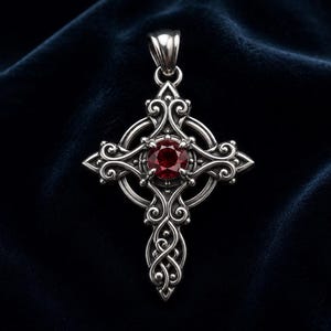 Gotiskt korshängehalsband 925 sterlingsilver med röd ädelsten Vintage keltisk filigrandesign Mörka Academia-smycken