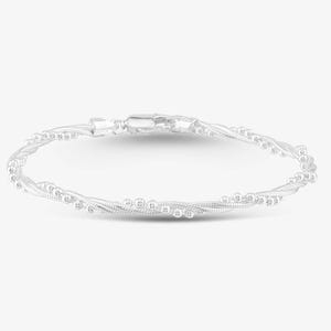 Puede incluir: Una pulsera de plata con un diseño trenzado compuesto por múltiples hilos metálicos finos entrelazados con pequeñas cuentas esféricas. La pieza incluye un cierre de mosquetón seguro en la parte superior y presenta un acabado pulido brillante.