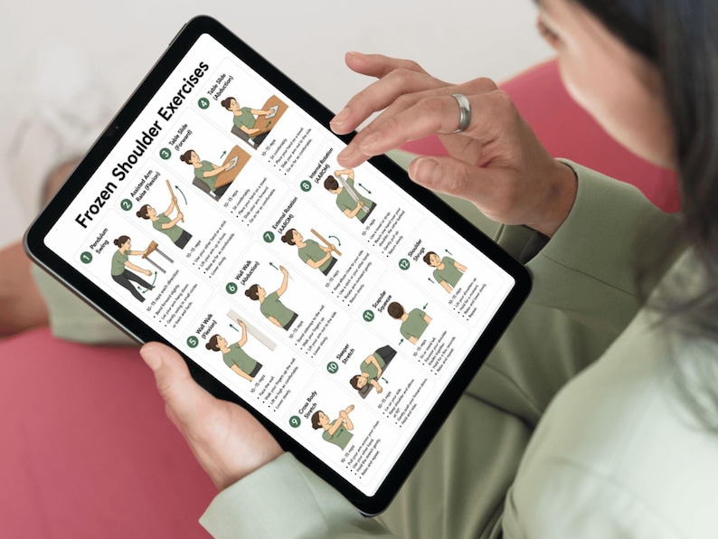 K&ouml;nnte beinhalten: Ein digitales Tablet zeigt eine wei&szlig;e Infografik mit dem Titel Frozen Shoulder Exercises, die zw&ouml;lf nummerierte Illustrationen einer Person in einem gr&uuml;nen Hemd bei verschiedenen physiotherapeutischen &Uuml;bungen mit beschreibendem Text enth&auml;lt.
