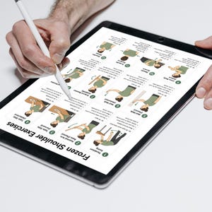 K&ouml;nnte beinhalten: Ein schwarzes Tablet mit einer digitalen Anleitung namens Frozen Shoulder Exercises, die elf nummerierte Illustrationen einer Person im gr&uuml;nen T-Shirt bei physiotherapeutischen &Uuml;bungen zeigt, mit einem wei&szlig;en Eingabestift &uuml;ber dem Bildschirm.