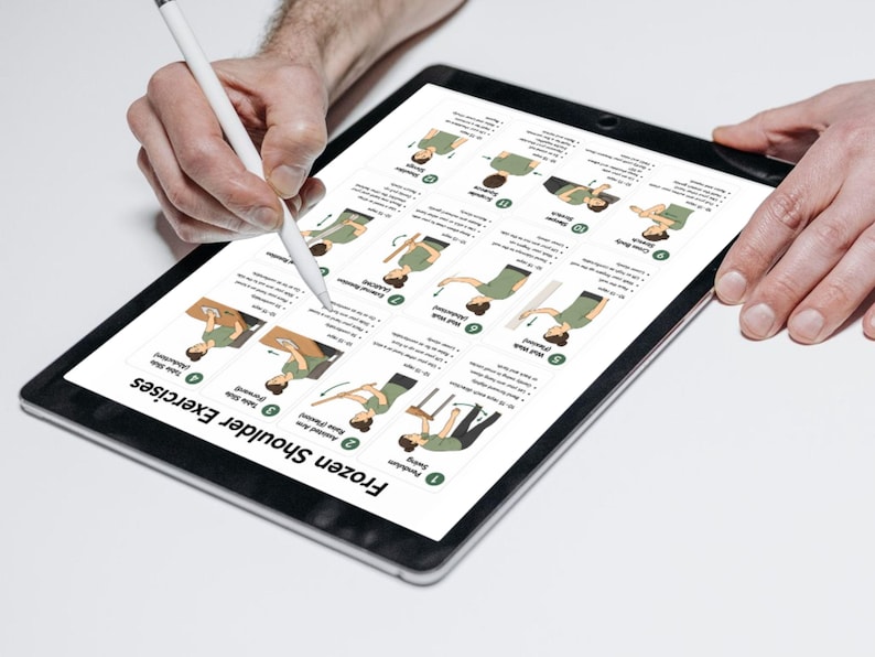 K&ouml;nnte beinhalten: Ein schwarzes Tablet mit einer digitalen Anleitung namens Frozen Shoulder Exercises, die elf nummerierte Illustrationen einer Person im gr&uuml;nen T-Shirt bei physiotherapeutischen &Uuml;bungen zeigt, mit einem wei&szlig;en Eingabestift &uuml;ber dem Bildschirm.