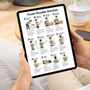 K&ouml;nnte beinhalten: Ein digitales Tablet mit einer &Uuml;bersicht namens Frozen Shoulder Exercises, die zw&ouml;lf nummerierte Illustrationen von physiotherapeutischen &Uuml;bungen mit begleitenden Texten zeigt, darunter Pendulum Swing, Table Slide und Scapular Squeeze.