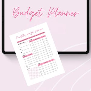 Può includere: Un pianificatore di budget digitale rosa con le parole "Minimal Budget Planner" in corsivo. Il pianificatore include un layout di budget mensile con sezioni per spese, entrate e obiettivi finanziari. È visibile anche il testo "6 Printable Pages".