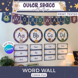 Könnte beinhalten: Eine pädagogische Wanddekoration zum Thema Weltraum mit einem Banner WORD WALL, vier runden Alphabet-Schildern für A, B, C und D sowie zwölf rechteckigen Wortkarten mit Weltraum-Illustrationen, Sternen, Monden und Cartoon-Astronauten.