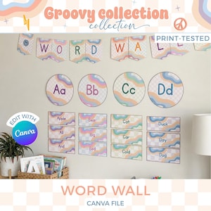 Könnte beinhalten: Eine Klassenzimmer-Wanddekoration mit einer Groovy collection Wortwand, bestehend aus Wimpelketten, runden Alphabetkarten von Aa bis Dd und rechteckigen Wortkarten. Das Design zeigt ein pastellfarbenes Karomuster mit wellenförmigen Regenbogenakzenten.