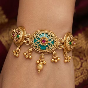 Grönt guldtonat indiskt armband, Mughal-inspirerade brudsmycken, traditionellt statement-armband