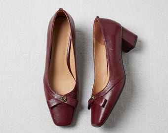 Handgemaakte bordeauxrode leren pumps, vierkante neus schoenen met blokhak, vintage camellia strik lage hakken, Cottagecore kantoorschoenen, donkerrode geklede schoen