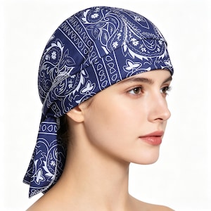 Può includere: Un copricapo blu navy con un motivo paisley bianco. Il copricapo è realizzato in un tessuto morbido e leggero ed è progettato per essere indossato sulla testa. Un accessorio alla moda.
